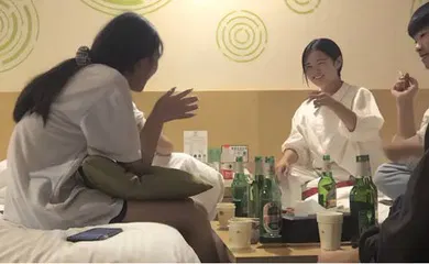 【自拍偷拍】国产【91约妹达人】打入某学校女生寝室，一起来酒店喝酒聊天，留下小美女激情干炮!!