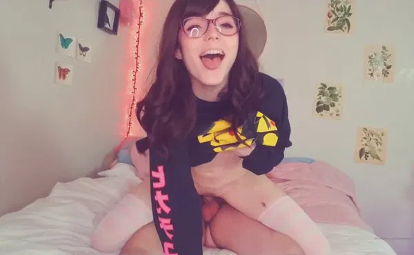 【性感网红】Lanabee Rides A Dick In Her Pikachu Sweater